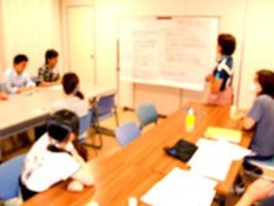集中して学ぶ様子の会議室