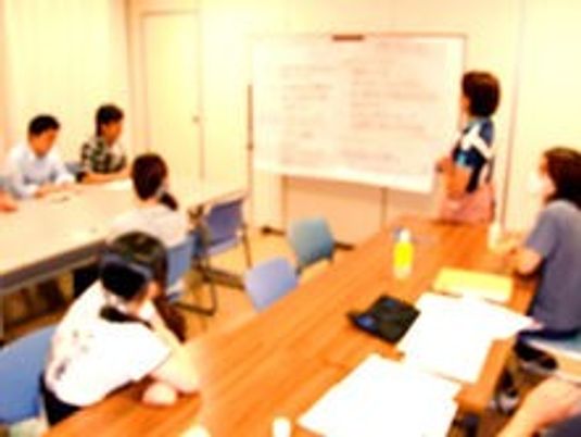 集中して学ぶ様子の会議室