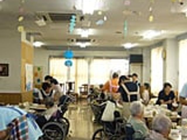 皆が集う広々とした部屋 食堂 多くの人がリラックスして過ごせる空間です。車椅子利用者も使いやすい設計です。