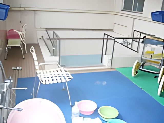 介護用の浴室 浴室 広い浴室には車椅子でのアクセスが可能で、安全に配慮された設備が整っています。