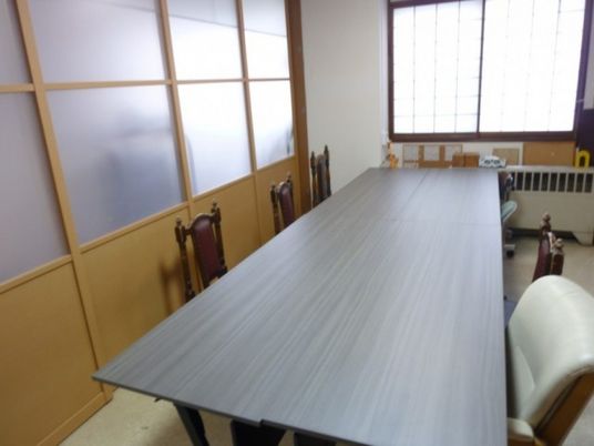 会議用の長机がある和室  