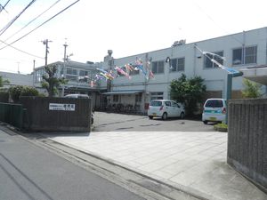 木々がある建物外観