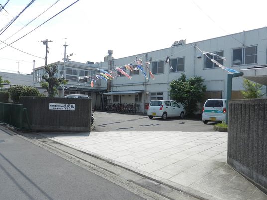 木々がある建物外観