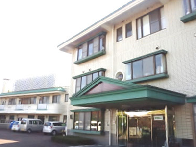 落ち着いた外観の施設