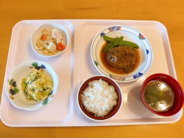 栄養バランスの整った食事 リビング 健康を考えた栄養バランスの整った食事を提供。利用者の方々の食事を楽しむ姿が見られます。