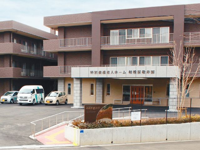 シンプルな外観 外観 広々とした構造が特徴の建物は、快適な労働環境を提供します。