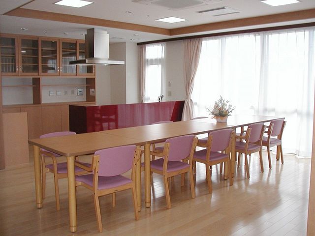 キッチンとダイニング ダイニングルーム 自然光が差し込む明るい環境です。広々としたスペースで、快適に過ごせます。