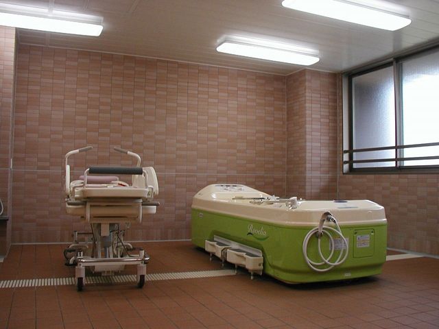 機能訓練室の浴室 浴室 明るく清潔感のある浴室で、介護用の特別な設備が整っています。リラックスできる空間です。