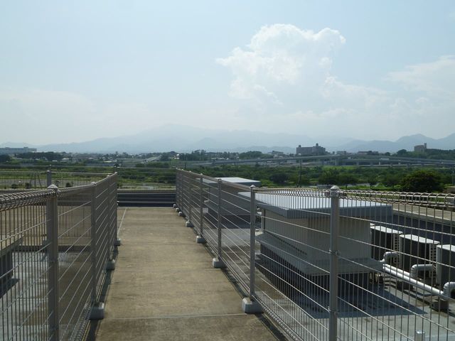 開放的な屋上通路 テラス 広々とした屋上の通路は、開放感あふれる空間です。散歩をしながらリフレッシュできます。