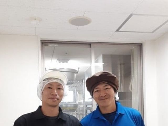 スタッフ2人と廊下 廊下   明るい廊下で、スタッフの方が2人並んでいます。日々の支援を支える様子が伝わる一枚です。