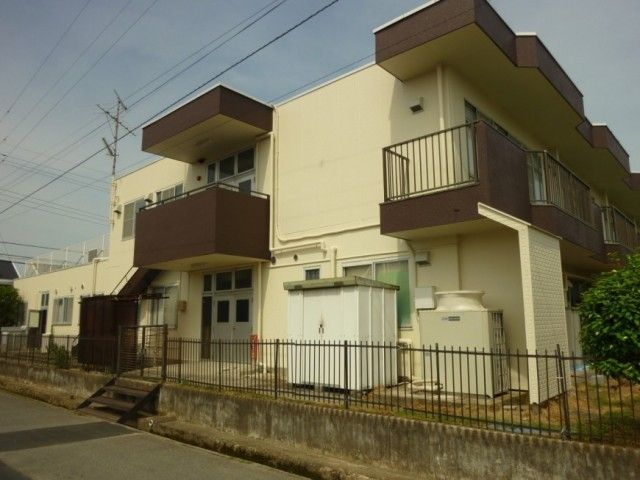 外観の建物正面 外観   落ち着いた色合いの2階建てで、バルコニーがある建物です。周囲がすっきりしており、出入り口まわりの動線も確認しやすいです。