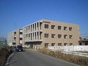 広い建物の外観