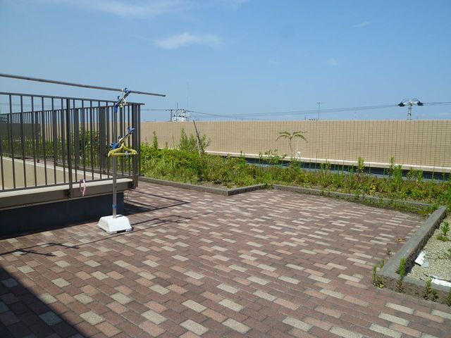 開放的な屋上庭園 庭 広々とした屋上庭園です。リラックスできる環境で自由な時間を過ごせます。