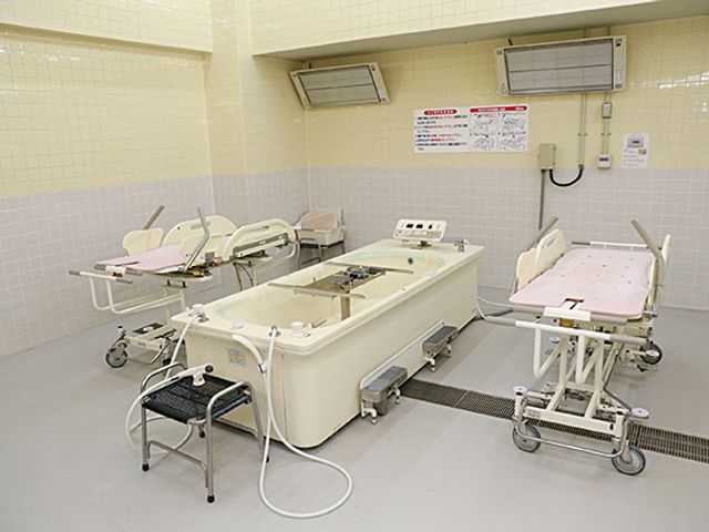 機能訓練室の設備 機能訓練室 移動や入浴をサポートするための設備が整っています。介護の現場でのスキルが活かせる環境です。