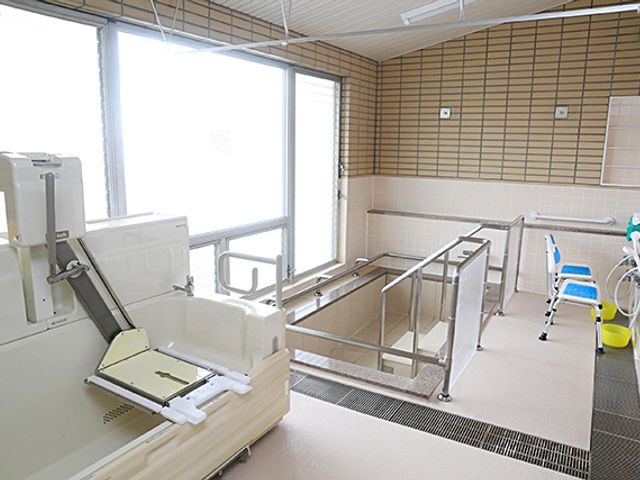 明るい浴室 浴室 自然光が差し込む明るい空間で、バリアフリー設計のため安心して利用できます。