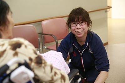 温かな交流の廊下