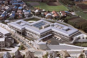 地域に囲まれた建物外観