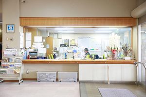 スタッフが働く受付カウンター