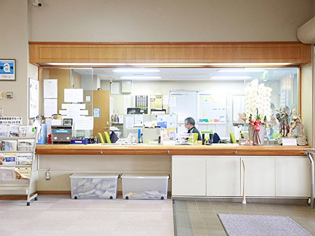 スタッフが働く受付カウンター フロント 開放感のあるフロントで、スタッフが活気よく働いています。訪問者の対応もスムーズに行えます。