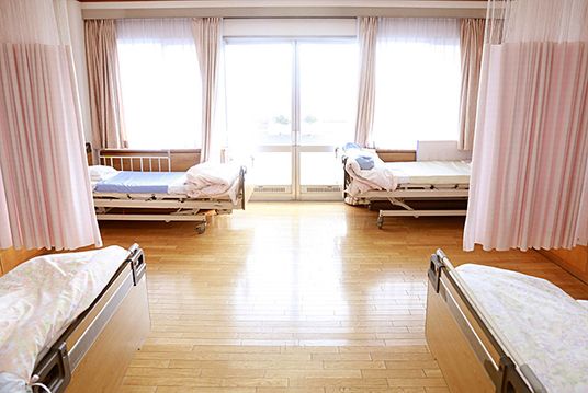 窓のある明るい居室