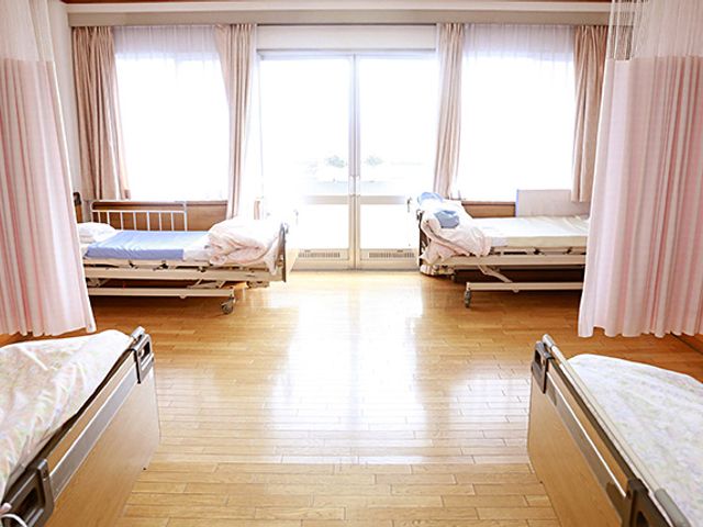 窓のある明るい居室 居室 明るい自然光が差し込む広々とした空間です。清潔感あふれる居室で、快適にお過ごしいただけます。