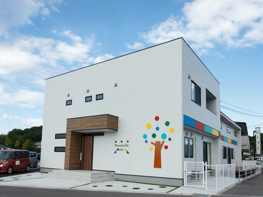 白い建物の外観  