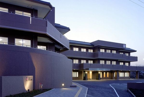 三階建ての建物外観
