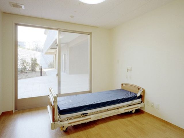 ベッドのある居室 居室 自然光がたっぷり入る、開放的な居室です。シンプルなデザインで落ち着ける空間になっています。