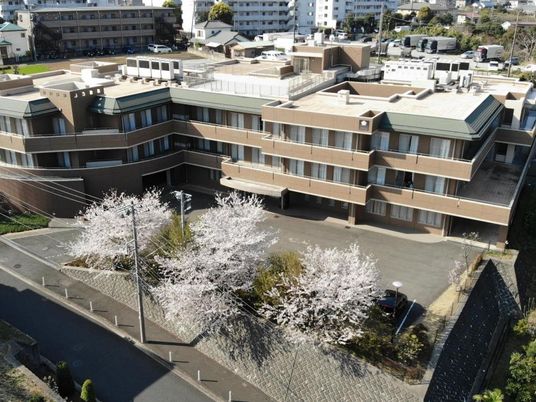 桜並木のある外観  