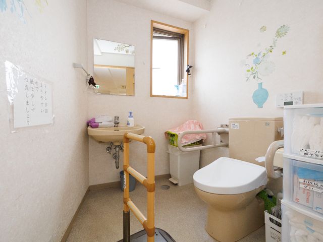 清潔なトイレの様子 トイレ 手すり付きで安全性を考えた清潔な空間です。使い勝手を重視した設計となっています。