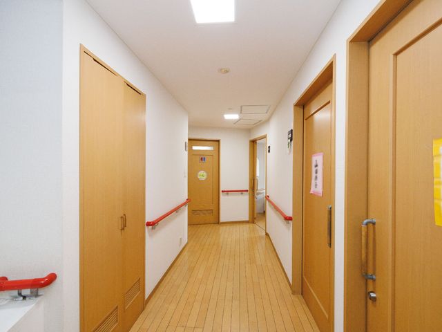 清潔感のある廊下 廊下 手すり付きで安全性を考慮した廊下です。明るく落ち着いた雰囲気が漂います。