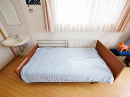 居室のベッドと洗面台