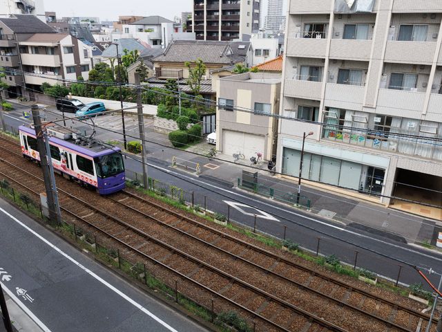 都市の景色と路面電車 景観 街中の便利な立地にある施設、交通のアクセスも良好です。
