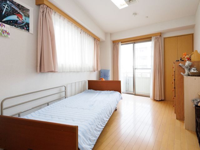 明るい居室の様子 居室 床から天井までの窓で、やすらぎの時間をお過ごしいただけます。安全に配慮されたベッドが整っています。