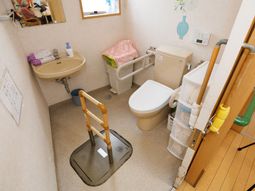 バリアフリー設計のトイレ