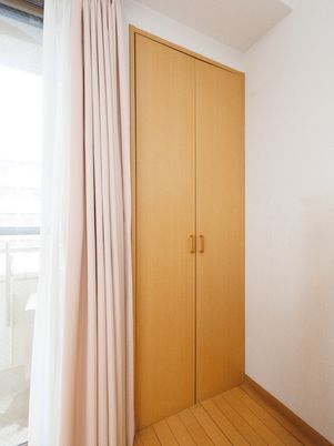 明るいクローゼットの扉