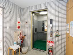 廊下のエレベーター周辺