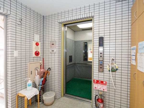 廊下のエレベーター周辺