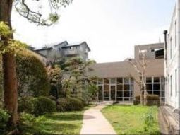 静かな庭と建物外観