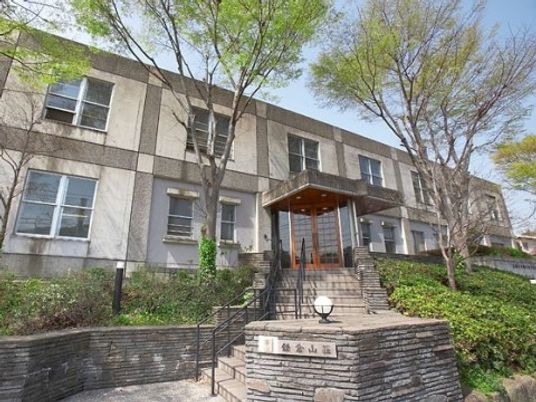 木々に囲まれた建物正面