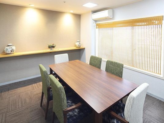 落ち着いた色合いの多目的室