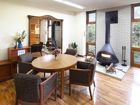 暖炉付き共用ラウンジ