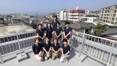 広々とした建物の屋上
