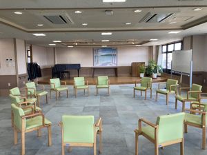 椅子が円形に並ぶ多目的室  