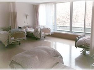 明るい居室のベッド  