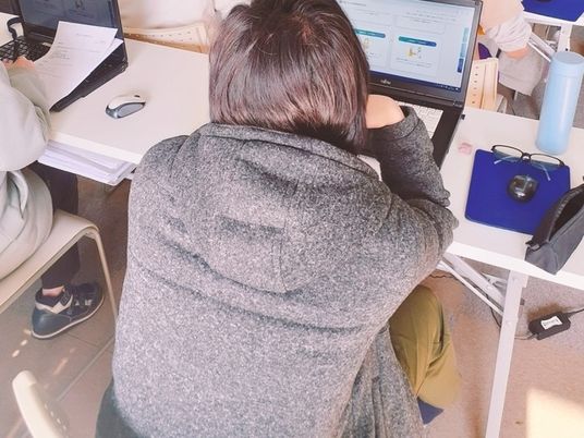 PC作業する人がいる多目的室  