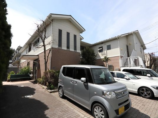 広々とした施設の外観