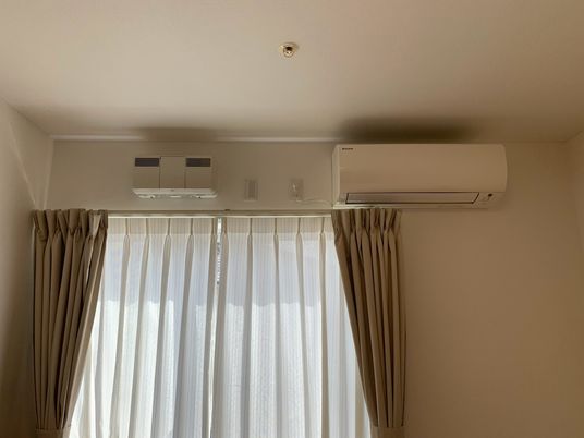 窓際のエアコン