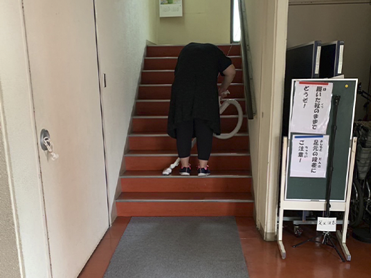 階段を上る廊下  