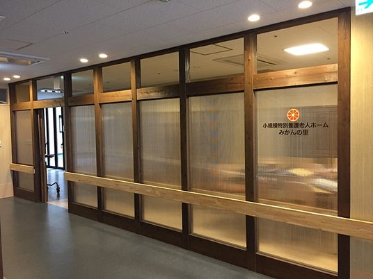 木目調の廊下  
